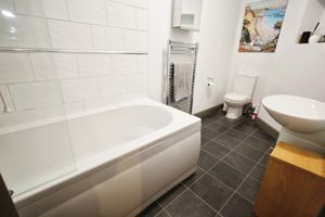 Main Bathroom- click for photo gallery